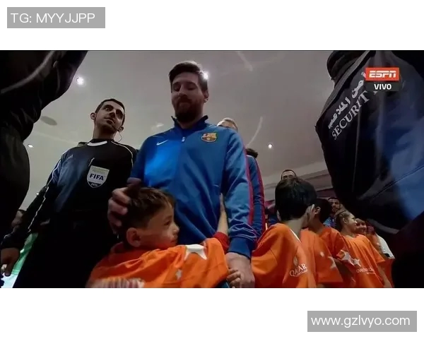 小孩意外收到足球明星亲笔签名礼物感动不已梦想成真