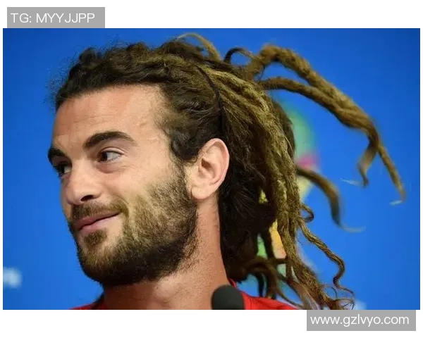 足球明星发带细致风格解析展现个性与时尚魅力