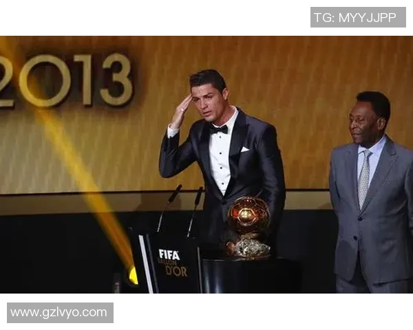 足球明星的五官魅力解析与个性风采展现